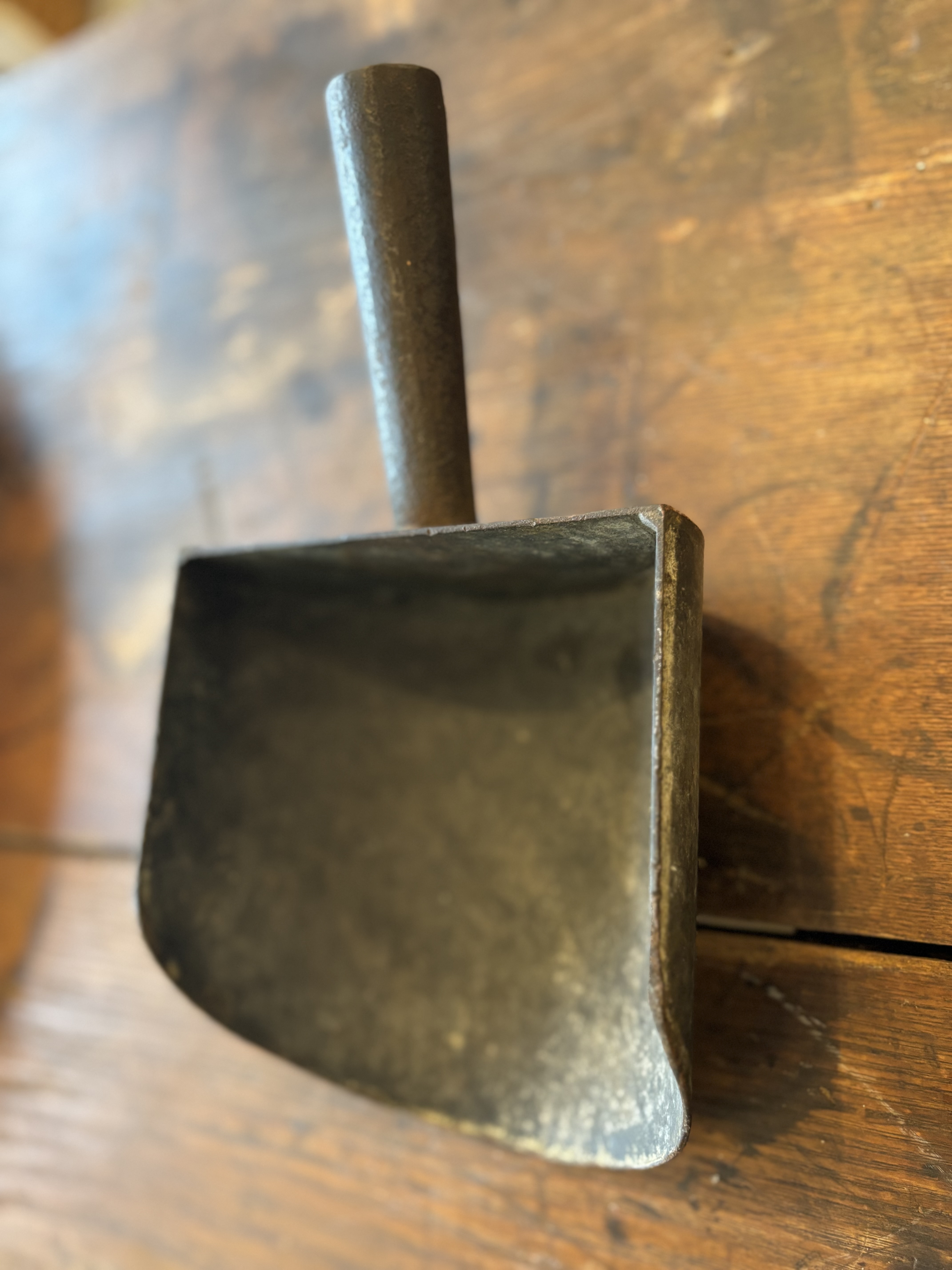 CASE IRON SCOOP
