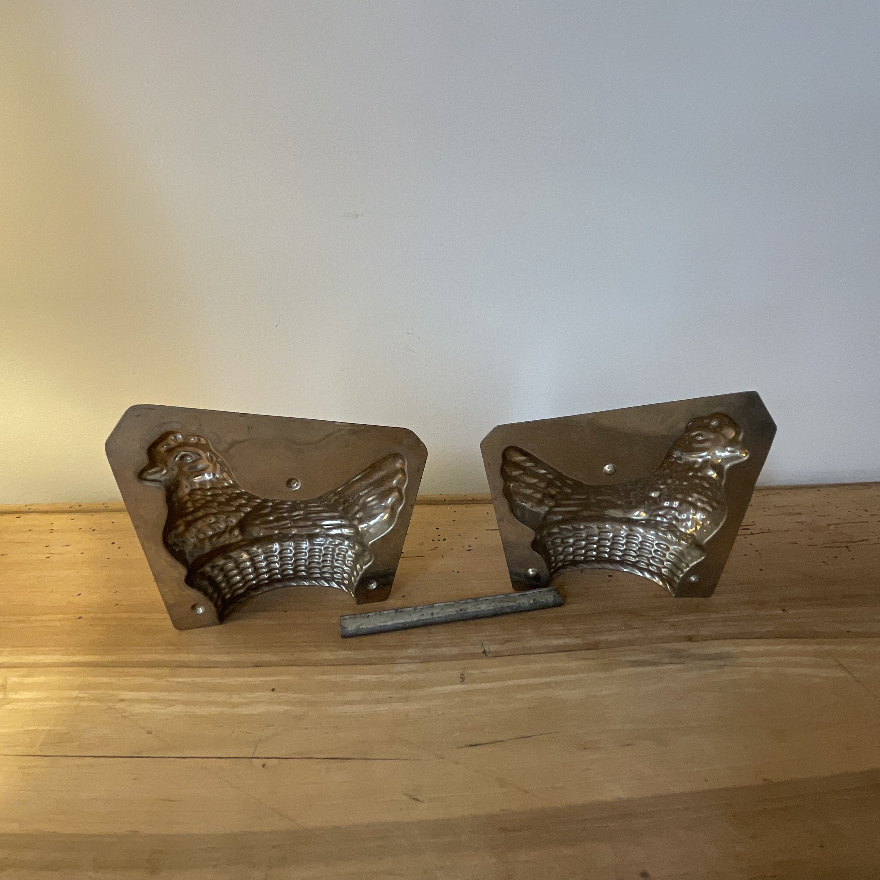 CHOCOLATE MOLD -SITTING CHICKEN IN A BASKET