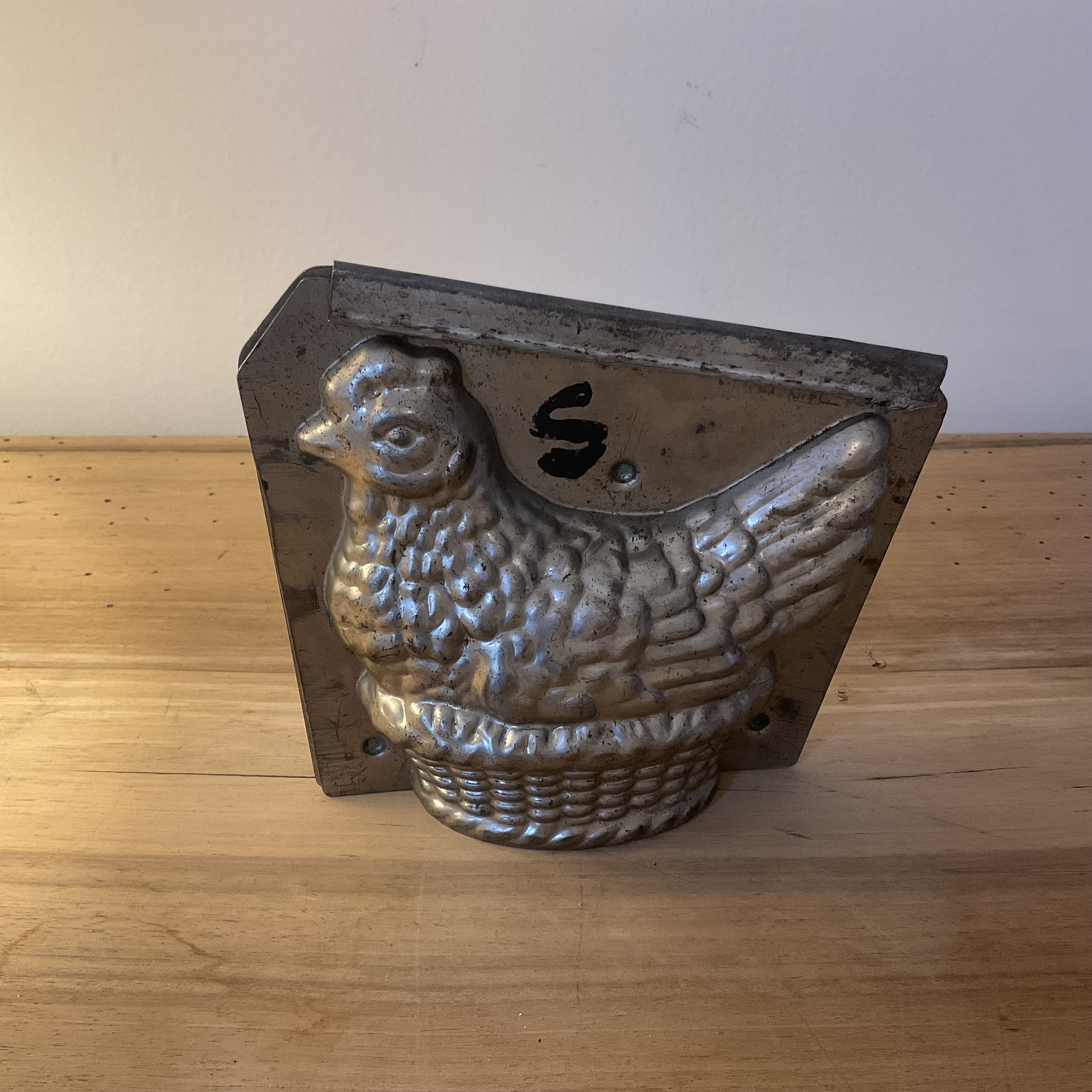 CHOCOLATE MOLD -SITTING CHICKEN IN A BASKET